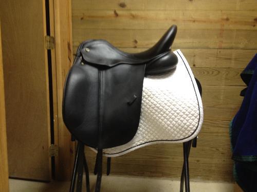 17.5 in seat dressage saddle