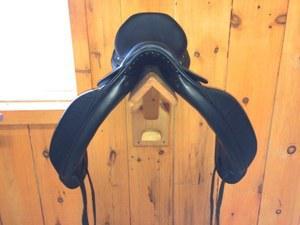 17.5 in seat dressage saddle