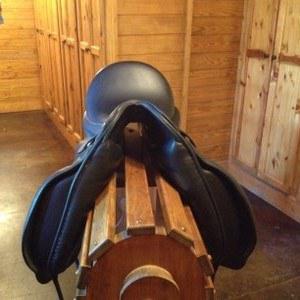 17.5 in seat dressage saddle