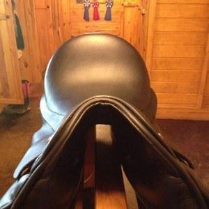 medium tree dressage saddle