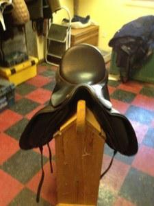 medium tree dressage saddle